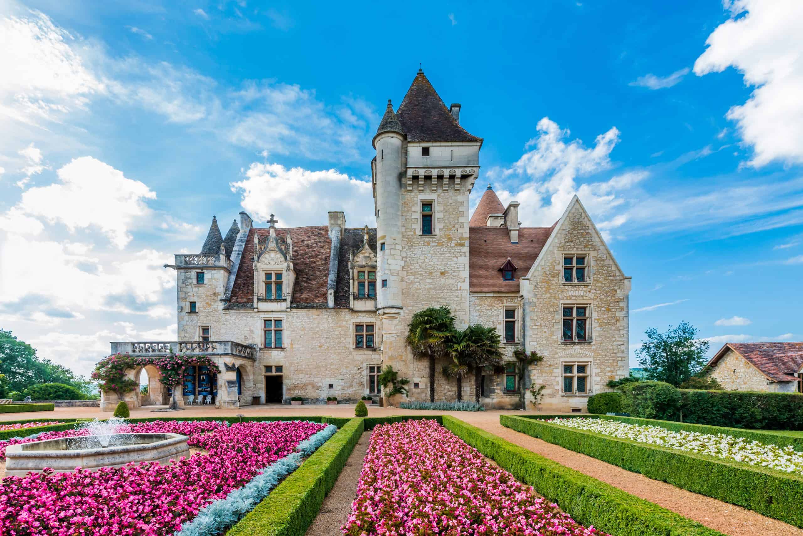 Château du Périgord, magnifique monument historique, entouré de jardins colorés et de paysages pitto.