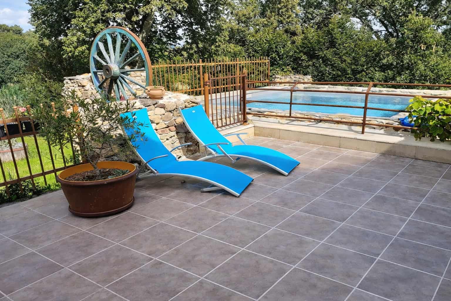 Relaxing poolside with lounge chairs and scenic views at Le Gadié. Perfect for leisure and outdoor e.